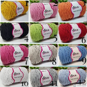 Pu&ograve; includere: Dodici gomitoli di lana in vari colori, tra cui giallo, rosa, nero, verde, rosso, grigio, blu e azzurro. Ogni gomitolo ha un'etichetta che dice "diva" e "pamuk makrome".