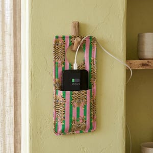 Soporte colgante para teléfono móvil de algodón con estampado de tigre – Estación de carga de pared con bolsillo