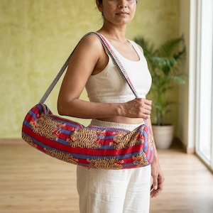 Bolsa acolchada para esterilla de yoga Red Blue Tiger, bolsa de algodón hecha a mano para pilates, bolso funcional para entrenamientos.
