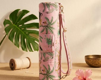 Gesteppte Yogamattentasche aus rosafarbenem Baumwollstoff mit Blumenmuster, verstellbarem Tragegurt und Vordertasche