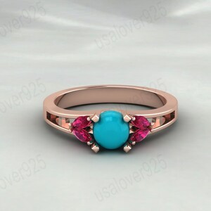 Peut inclure: Une bague en or rose avec une pierre turquoise et des pierres d'accent roses.