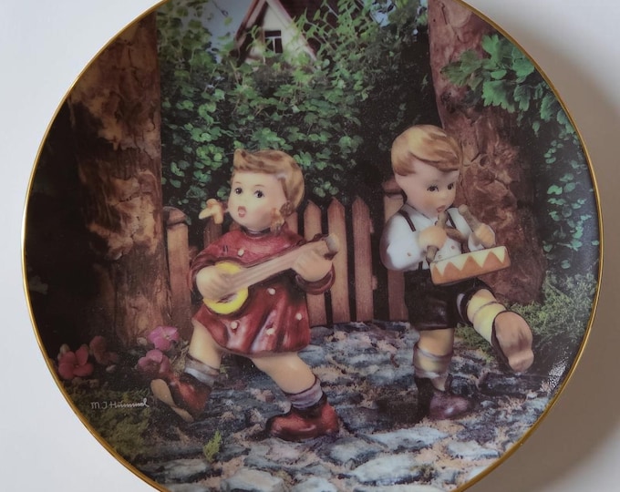 LS4079 MJ Hummel "Private Parade" Little Companion Series 8-inch Plate with original packaging
