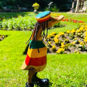 Pato Rasta Feito à Mão: Decoração Jamaicana de Bambu e Madeira