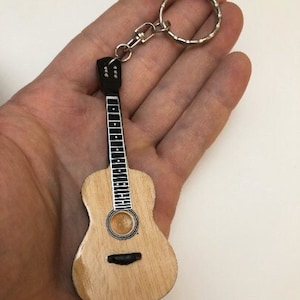 Acoustic Brown Mini Gitarre Schlüsselanhänger 10 cm Designs Holz handgemachte Musik Schlüsselanhänger Schlüsselanhänger Schlüsselanhänger 10 Farben