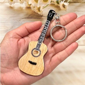 5 Farben Mini Gitarre Schlüsselanhänger 10 cm/5 Designs aus Holz handgefertigt Musik Schlüsselanhänger Schlüsselanhänger Schlüsselanhänger aus Holz Edelstahl