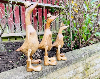 Handgefertigte Ente aus Holz mit Gummistiefeln und Hut - Gartendekoration