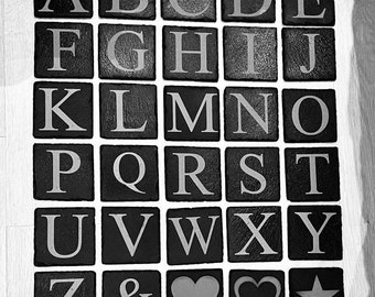 Benutzerdefinierte Schiefer Fliesen Stil Untersetzer Alphabet rustikal modern Zuhause personalisierte Logos Initialen