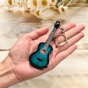 Acoustic Green Mini Gitarre Schlüsselanhänger 10 cm Designs Holz handgemachte Musik-Liebhaber-Schlüsselanhänger Schlüsselanhänger Schlüsselanhänger 5 Farben beste Geschenk Schlüsselanhänger Schlüsselanhänger