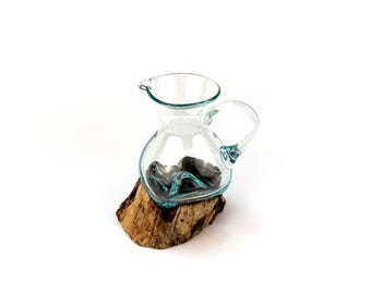 Jarra artesanal con asa. Jarrones de vidrio reciclado y raíz de teca. Arte en vidrio fundido. Decoración única y ecológica para el hogar. Decoración de mesa o jardín.