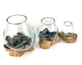 Juego de 3 jarrones de vidrio fundido sobre madera de teca – Jarrón artesanal de vidrio reciclado sobre base de madera: Regalo original de comercio justo