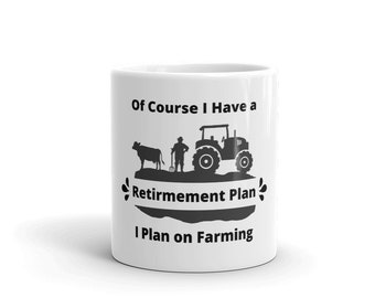 Könnte beinhalten: Eine weiße Keramiktasse mit einer schwarzen Silhouette eines Bauern, einer Kuh und eines Traktors. Der Text lautet "Of Course I Have a Retirement Plan I Plan on Farming."
