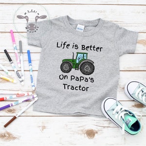 Camiseta de tractor para niños pequeños La vida es mejor en el tractor de papá / Linda camiseta de revelación de embarazo / Camiseta de granja personalizada para niños imagen 2