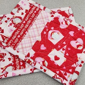 Valentine gnomes mug rug - snack mat - miniature quilt - pink