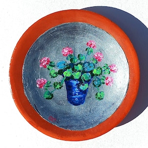 Piccolo piatto spagnolo decorativo, dipinto e fatto a mano in terracotta.