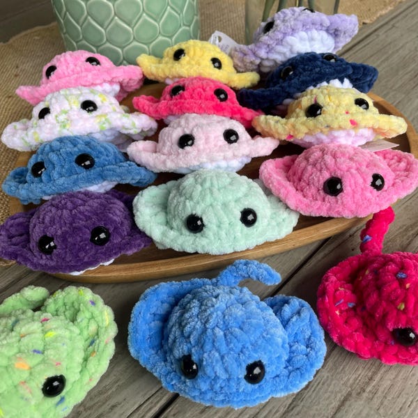 Peluche de mantarraya MISTERIOSO de ganchillo, animal de peluche hecho a mano, pequeño regalo para calcetines, regalo para bebé, peluche suave para niños, decoración
