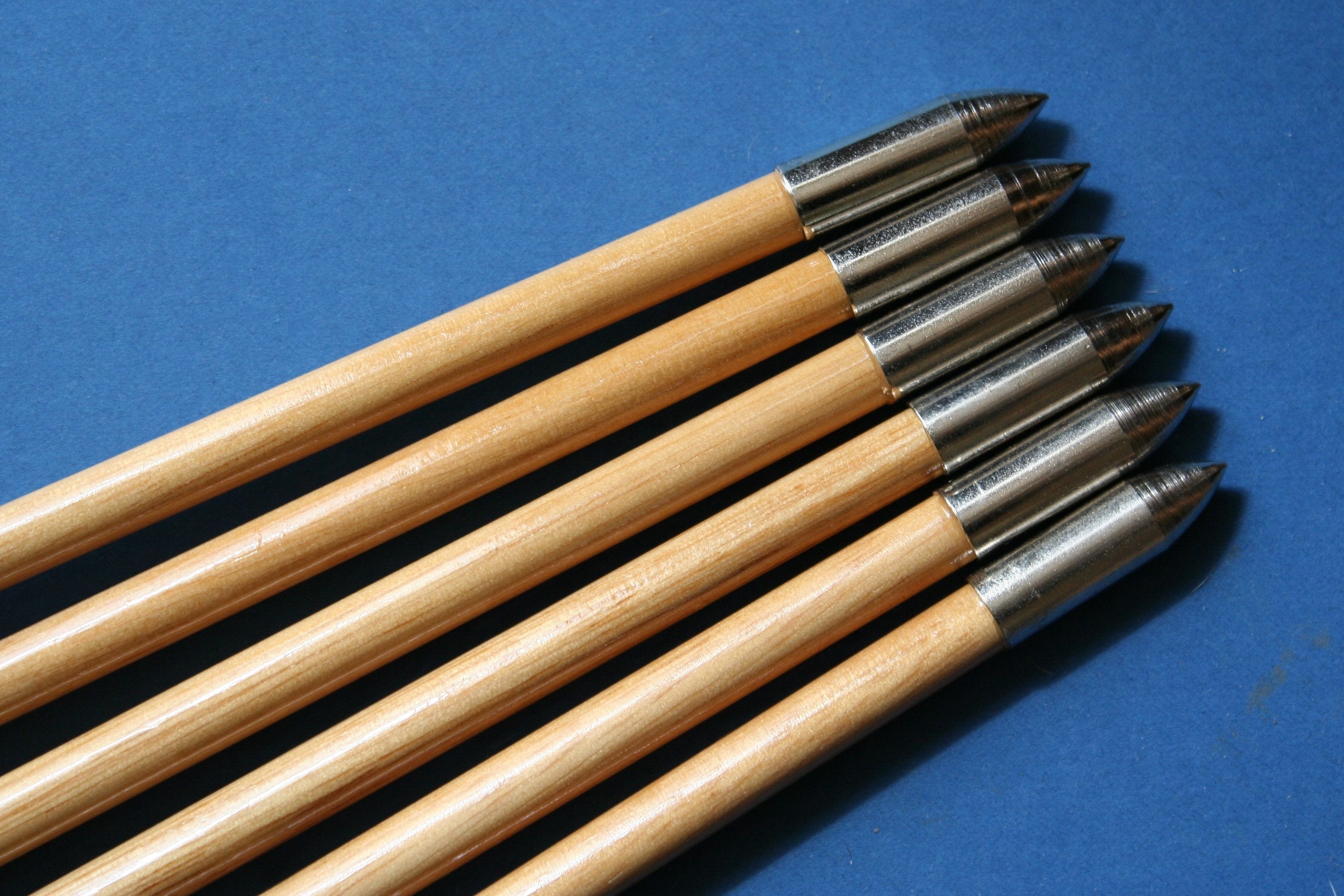 Six Traditional Wooden Arrows White Feather Fletchings Metal Points