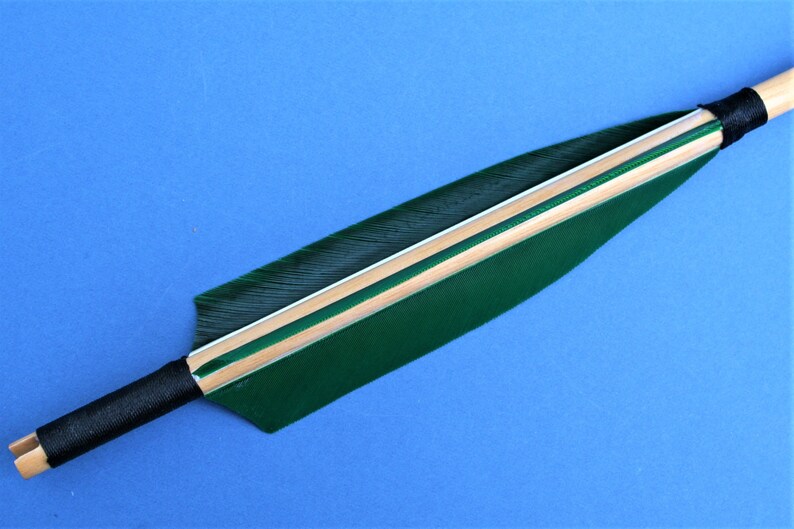 Six Traditional Wooden Arrows Metal Points Green Feather Fletchings