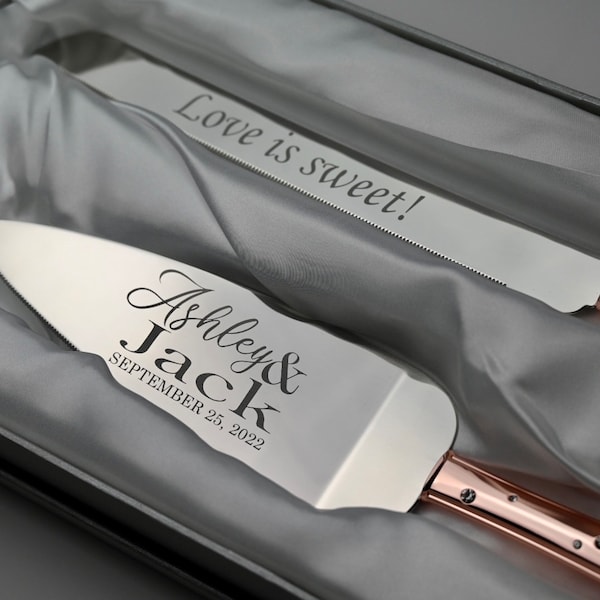 Könnte beinhalten: Ein silbernes Kuchenmesser- und -Server-Set mit roségoldenen Griffen. Das Messer hat eine gezahnte Klinge und der Server eine abgerundete Klinge. Das Messer ist mit "Love is sweet!" graviert und der Server mit "Ashley & Jack SEPTEMBER 25, 2022".