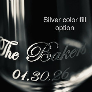 Puede incluir: Primer plano de una copa transparente con texto grabado. Se ven las palabras "The Bakers" y la fecha "01.30.26". Tambi&eacute;n est&aacute; presente el texto "Silver color fill option". La copa tiene un dise&ntilde;o cl&aacute;sico y elegante.