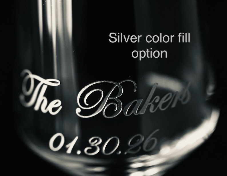 Puede incluir: Primer plano de una copa transparente con texto grabado. Se ven las palabras "The Bakers" y la fecha "01.30.26". Tambi&eacute;n est&aacute; presente el texto "Silver color fill option". La copa tiene un dise&ntilde;o cl&aacute;sico y elegante.