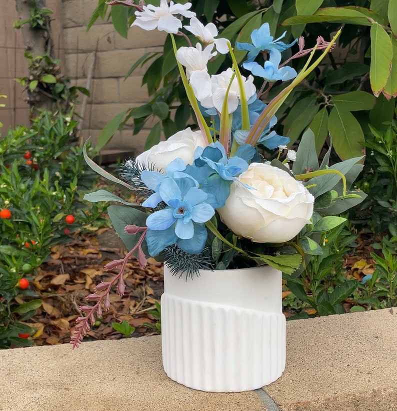 Flower Centerpiece for Wedding or Special Events Artificial/faux