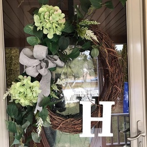 Guirlanda de porta da frente com monograma. Guirlanda estilo fazenda. Guirlanda de hortênsia com última inicial. Guirlanda de primavera, verão e o ano todo