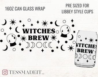 Puede incluir: Un diseño en blanco y negro para una envoltura de vidrio de 473 ml con el texto "Witches Brew" con una luna creciente, estrellas y una bola de cristal. El diseño está predimensionado para tazas de estilo Libbey.