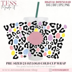 Könnte beinhalten: Ein vorgefertigter 24 oz Logo-Kaltbecher-Überzug mit einem schwarz-weißen Leopardenmuster und pastellfarbenen rosa, gelben und blauen Ostereiern. Der Überzug ist für einen Standard-Kaltbecher mit 24 oz ausgelegt. "TESS Made it" ist in weißer Schrift auf einem rosa Kreis in der Mitte des Designs geschrieben.