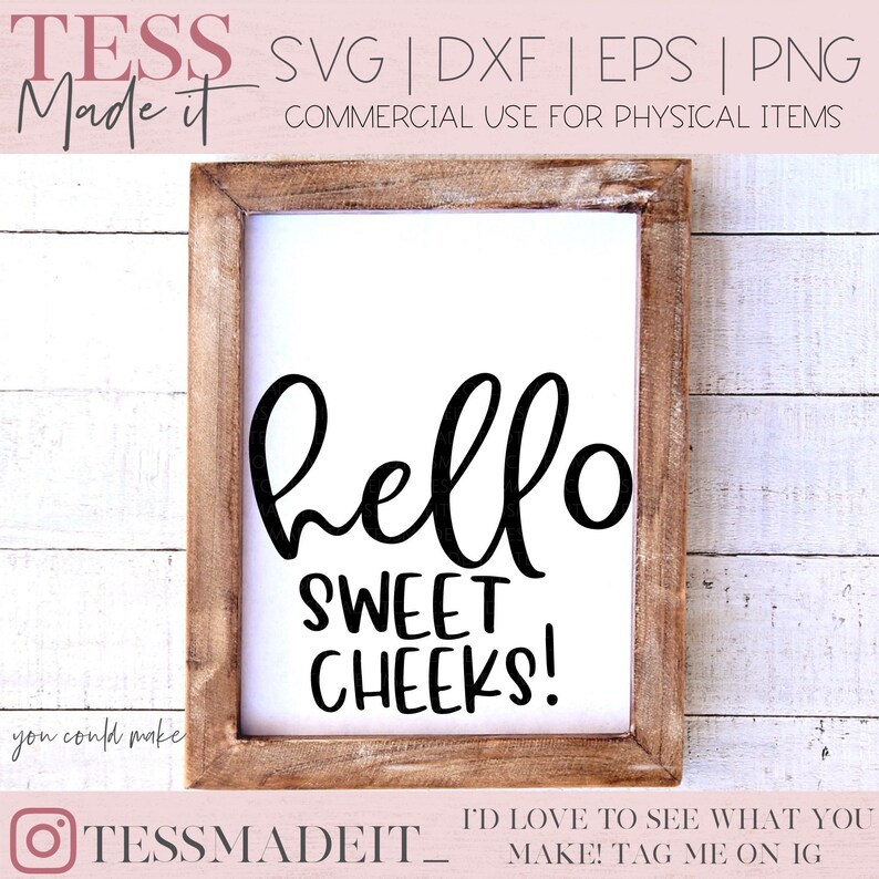 Puede incluir: Un cartel blanco con un marco de madera negro, que presenta el texto "hello sweet cheeks!" en una fuente manuscrita. El cartel est&aacute; sobre un fondo de madera blanca.