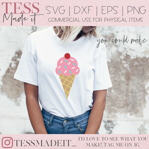 Puede incluir: Una camiseta blanca con un gr&aacute;fico de cono de helado rosa y blanco. El cono de helado tiene una cereza en la parte superior y chispas. El texto "you could make" es visible en la esquina superior derecha de la imagen. El texto "TESSMADEIT_ I'D LOVE TO SEE WHAT YOU MAKE! TAG ME ON IG" es visible en la parte inferior de la imagen.