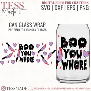 Puede incluir: Una descarga digital para una envoltura de vaso de lata de 473 ml con el texto "Boo You Whore" en letras negras que gotean con acentos rojos que gotean. El dise&ntilde;o tambi&eacute;n incluye un coraz&oacute;n rosa y un cuchillo con sangre roja que gotea.