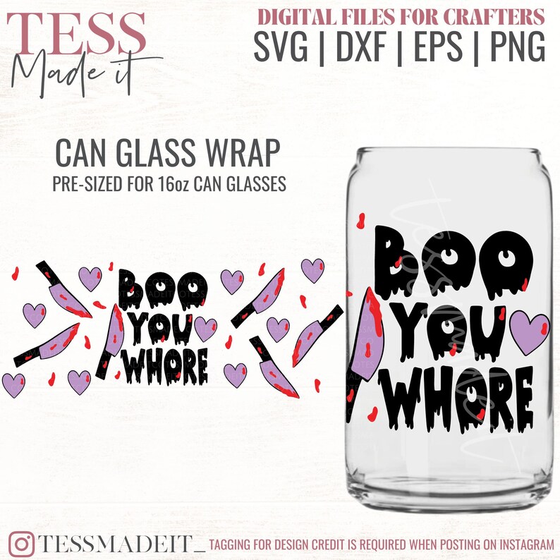 Puede incluir: Una descarga digital para una envoltura de vaso de lata de 473 ml con el texto "Boo You Whore" en letras negras que gotean con acentos rojos que gotean. El dise&ntilde;o tambi&eacute;n incluye un coraz&oacute;n rosa y un cuchillo con sangre roja que gotea.
