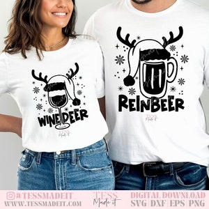 Könnte beinhalten: Zwei weiße T-Shirts mit einem Weihnachtsmotiv. Das erste Shirt zeigt ein Weinglas mit Geweih und Weihnachtsmannmütze, mit dem Text "Wine Deer". Das zweite Shirt zeigt ein Bierglas mit Geweih und Weihnachtsmannmütze, mit dem Text "Reinbeer".