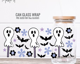 Op de afbeelding: Een digitale download van een ontwerp voor een glazen verpakking voor blikjes met drie geesten, vleermuizen en bloemen in zwart, wit, paars en blauw. Het ontwerp is vooraf geformatteerd voor 16oz glazen. De tekst "CAN GLASS WRAP" en "PRE-SIZED FOR 16oz GLASSES" is opgenomen in het ontwerp.