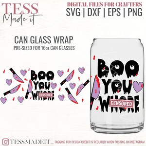 Puede incluir: Una descarga digital para una envoltura de vaso de lata de 473 ml con el texto "Boo You [CENSORED]" en negro con pintura roja goteando. El dise&ntilde;o tambi&eacute;n incluye ojos negros, un coraz&oacute;n rosa y cuchillos rojos con mangos rosas.