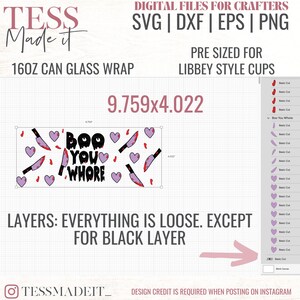 Puede incluir: Un dise&ntilde;o digital para una envoltura de vidrio de lata de 16 oz con el texto "Boo You Whore" en negro con un coraz&oacute;n rojo y un gr&aacute;fico de cuchillo. El dise&ntilde;o est&aacute; rodeado de corazones morados y cuchillos rojos. El dise&ntilde;o mide 24,78 cm por 10,21 cm.