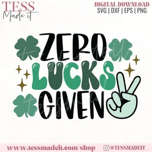 Op de afbeelding: Een digitaal downloadbaar ontwerp met de tekst "ZERO LUCKS GIVEN" in zwart met een groene klaver en een vredesteken. Het ontwerp is perfect voor St. Patrick's Day of elke Ierse viering.