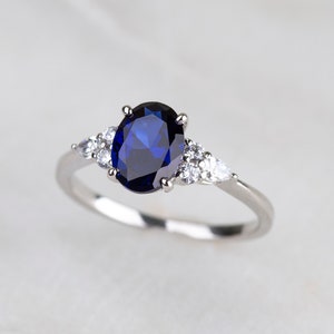Anel de noivado oval com safira azul: anel de compromisso de noivado em prata esterlina