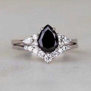 Anillo de compromiso con pera y diamantes negros en plata de ley