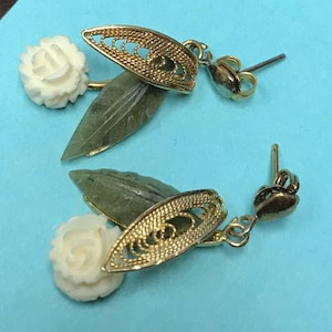 Puede incluir: Un juego de tres tazas de cerámica con un acabado mate moteado. Las tazas son de color crema, gris claro y gris oscuro. Cada taza tiene un diseño simple y minimalista y un asa redondeada.