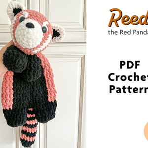 Puede incluir: Un patrón de crochet para un juguete amigurumi de panda rojo llamado Reed. El patrón está disponible para descargar en PDF. La imagen muestra un juguete de panda rojo de crochet terminado con pelaje negro y rosa.