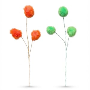 Op de afbeelding: Twee decoratieve stelen met pluizige pompons. De ene steel heeft drie feloranje pompons op een beige gedraaide draadbasis. De andere steel heeft drie levendig groene pompons op een groen-witte gedraaide draadbasis voor een kleurrijk geheel.