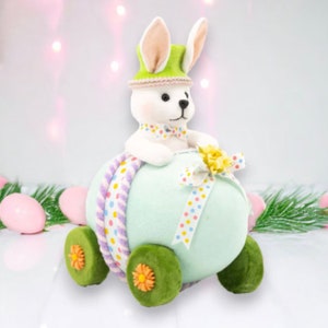 Coniglietto in auto blu con uova Decorazione primaverile per la casa di Pasqua