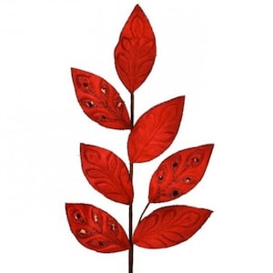 以下が含まれることがあります： キラキラ光るアクセントが付いた赤いベルベットの葉のスプレースプレー。葉は茎に配置され、テクスチャのある羽根のようなデザインになっています