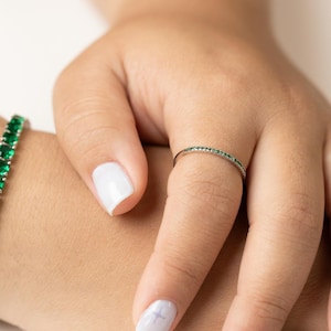 Anillo de plata de ley con diseño de esmeralda: Joyería con la piedra natal de mayo.