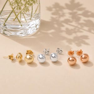 14金ソリッドゴールドボールスタッドピアス、ミニマルなボタンデザインの普段使いジュエリー