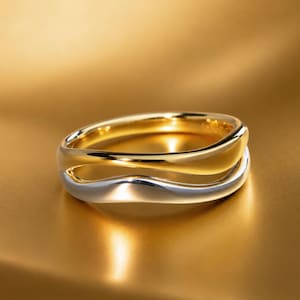 Anel com faixa ondulada em metais mistos – Anel vazado em dois tons de ouro vermeil e prata de lei, anel moderno e marcante.