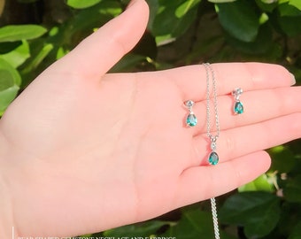Conjunto de joyas de plata de ley con esmeraldas: collar y pendientes en forma de pera.