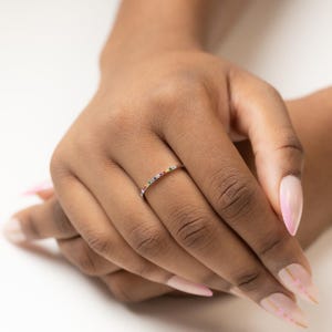 Zierlicher Sterling Silber Regenbogen Ring: Stapelbares Zirkoniaband