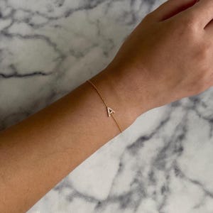 Pulsera con inicial de diamantes: Pulsera ajustable con pavé de oro vermeil